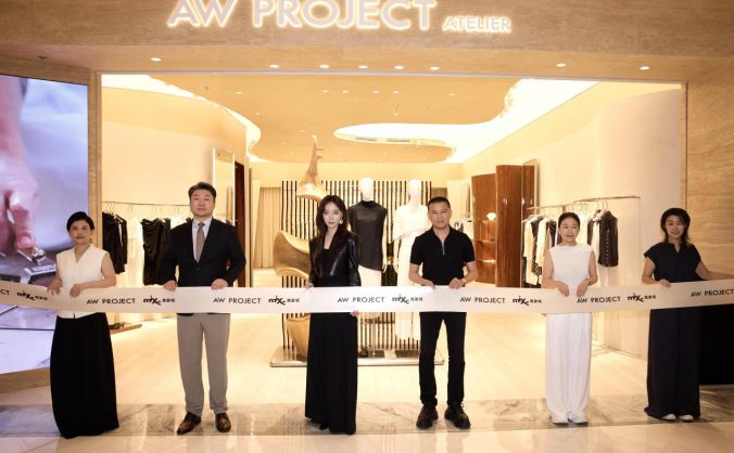 AW PROJECT 携手栩栩华生打造《经纬织间》主题快闪,以阅读、衣着与艺术,探索中国当代女性关系